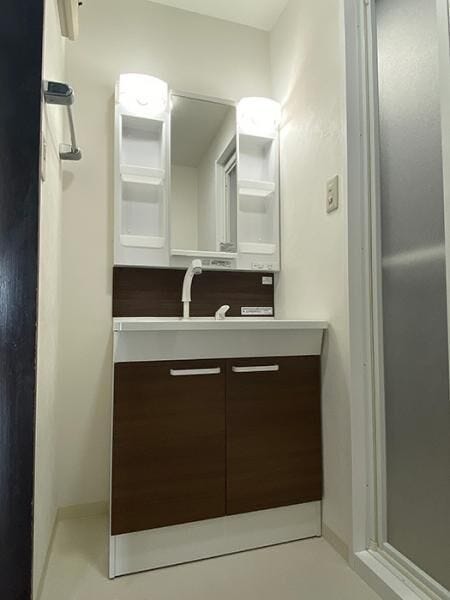 大きなミラーで朝の準備ができる洗面台。