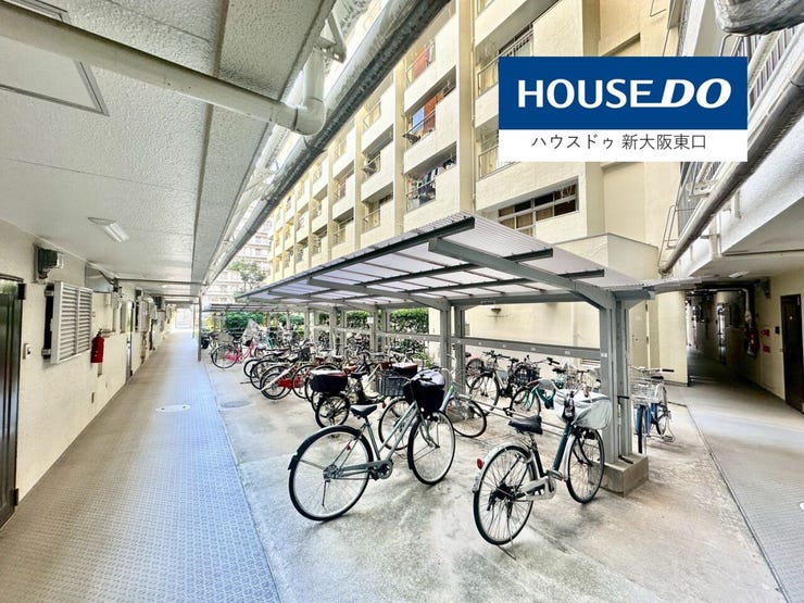 マンションの真ん中の敷地が駐輪場やバイク置場となっています。