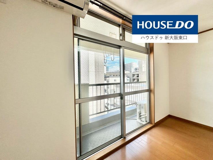 重ためのしっかりとした窓。
カーテンレールも新設してありました。