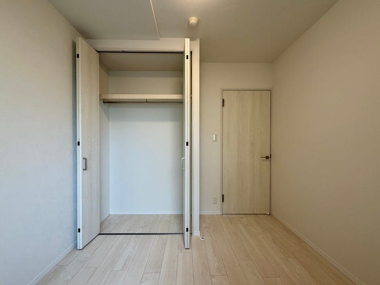 〈4.2帖〉ハンガーパイプ付きの収納は、「たたまない収納」を実践し、効率よく衣類を収納することができます♪