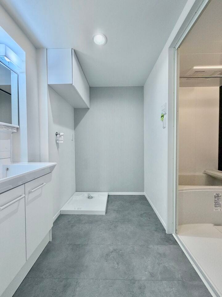 ゆったりとした広さの洗面所♪洗濯機の上には収納棚があるので、洗剤などもスッキリ収納できます。