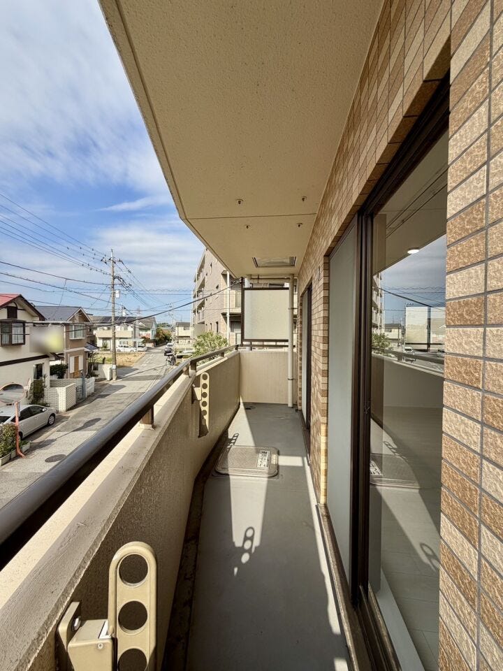 広々バルコニーは、ご家族のお布団をたっぷり干せます