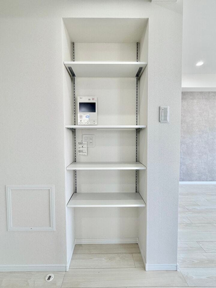 〈リビング収納棚〉可動棚をうまく使って、おしゃれに飾ってもみてはいかがでしょうか?