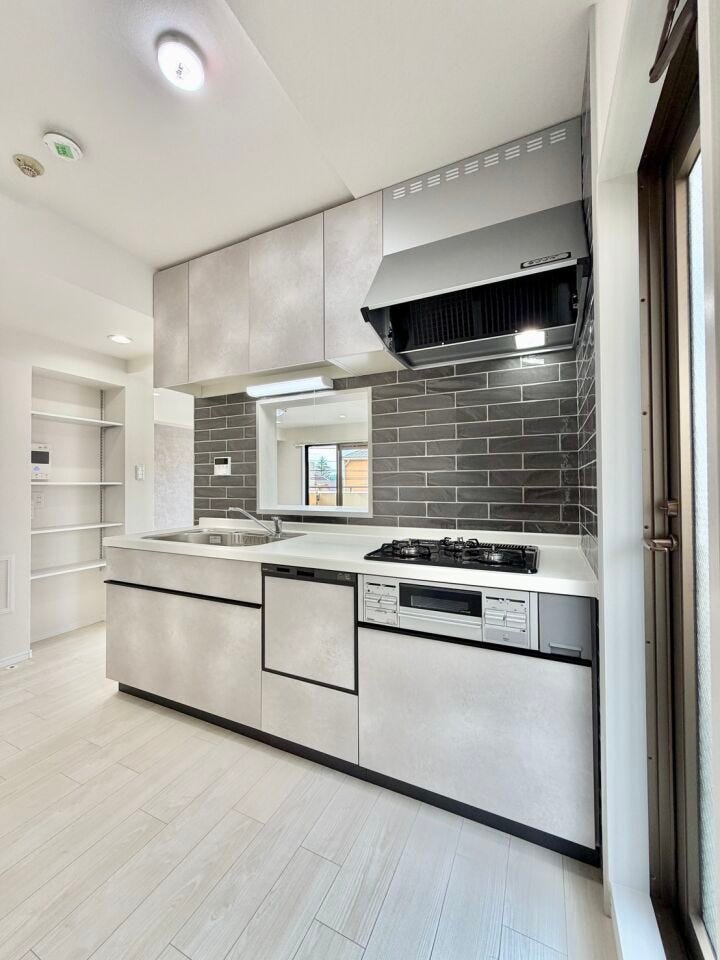 おしゃれなキッチンで料理が楽しくなりそう♪
食器洗乾燥機付で忙しいママをサポート♪収納もたっぷりあるのできれいを保てます♪