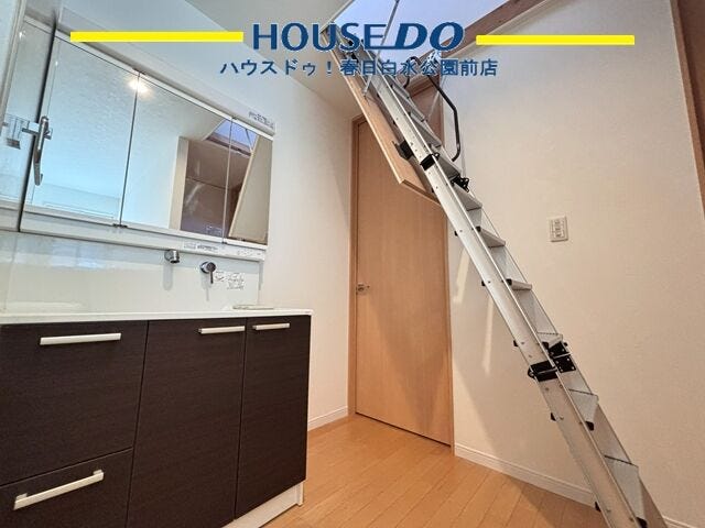 隠し部屋のようでわくわくする、ロフトへつながる収納式の階段です♪