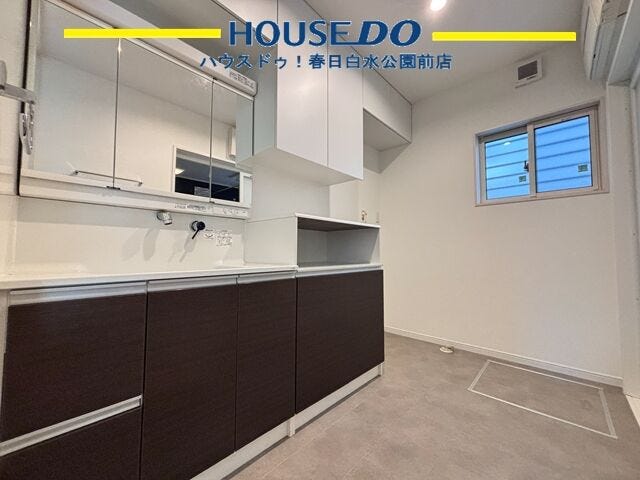 一般的なものより広めの収納がある洗面室です♪