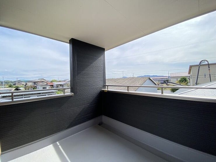 広々としたインナーバルコニーで、突然の雨でも洗濯物が濡れにくいです☆(新築時写真)