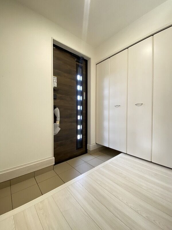 天井まである玄関収納は、ご家族全員分の履物やお出かけに必要なものを収納できる大容量です。(新築時写真)