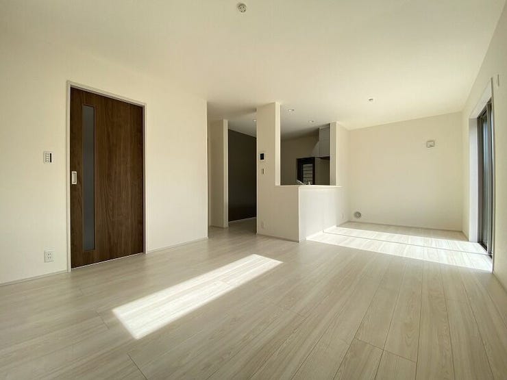 広々としたリビングはキッチンとリビングダイニングを隔てるものがなく、ご家族とのコミュニケーションもとりやすくなっています。(新築時写真)