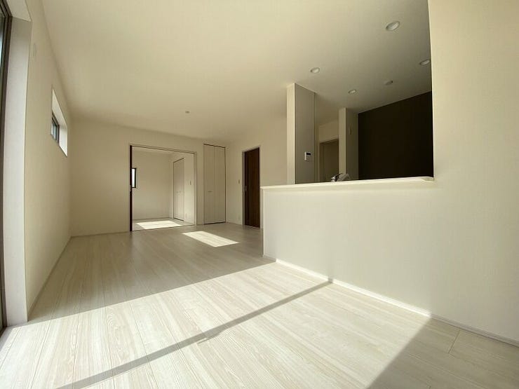 大きな窓が設けられ採光もしっかり取り入れられ、ご家族がゆっくりくつろぐ事ができる明るい温かみのあるリビングです。(新築時写真)