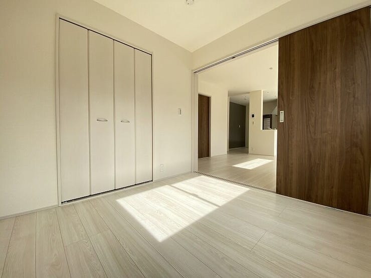 リビングから目が届く洋室は、お子様の遊び部屋・お昼寝スペースとして使うのもオススメです♪(新築時写真)