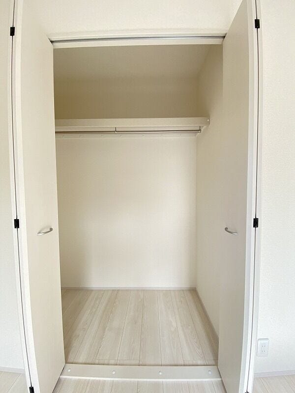 1階にある収納は来客用の座布団やお昼寝用のお布団やリビングで使うものなど、何でもたくさんしまっておくことができ、あると大変重宝します。(新築時写真)