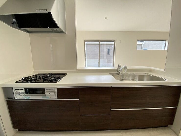 大きなシンクや広いワークトップでゆとりある空間。高級感あふれるキッチンは、見た目だけでなく機能性にも優れています。(新築時写真)