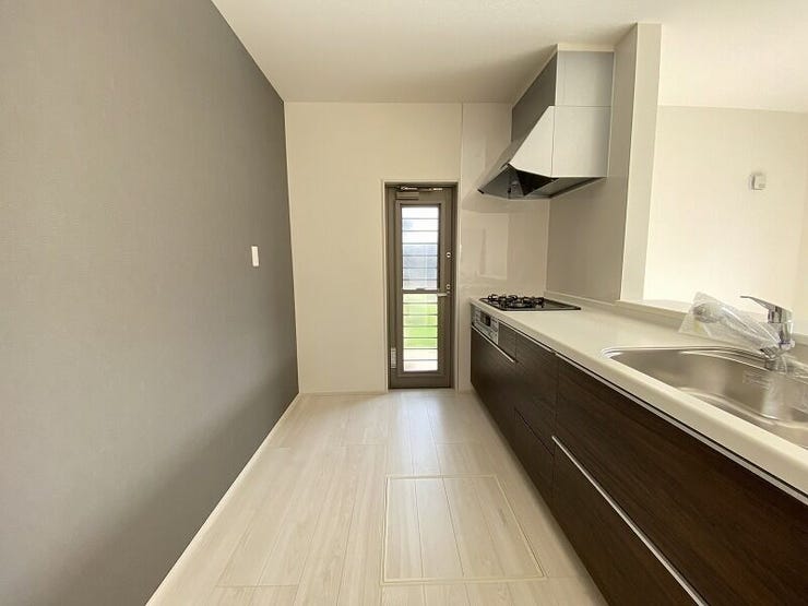 ゆとりのサイズを確保し、ひとりだけでなくお子様や旦那様と一緒にキッチンに立つのに快適なスペースです。床下収納もあります。(新築時写真)