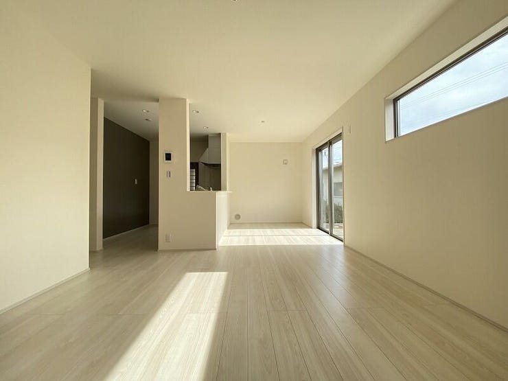 南側からたっぷりの陽が差し込む明るい空間は居心地が良く、ご家族が集まるくつろぎスペース♪(新築時写真)