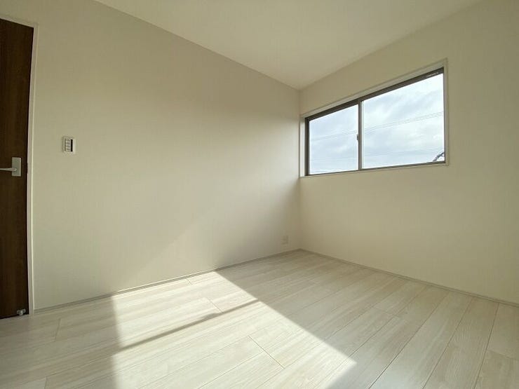 シンプルに作られた洋室は、自分好みのインテリアでコーディネイトし癒しの空間作りに最適です。(新築時写真)