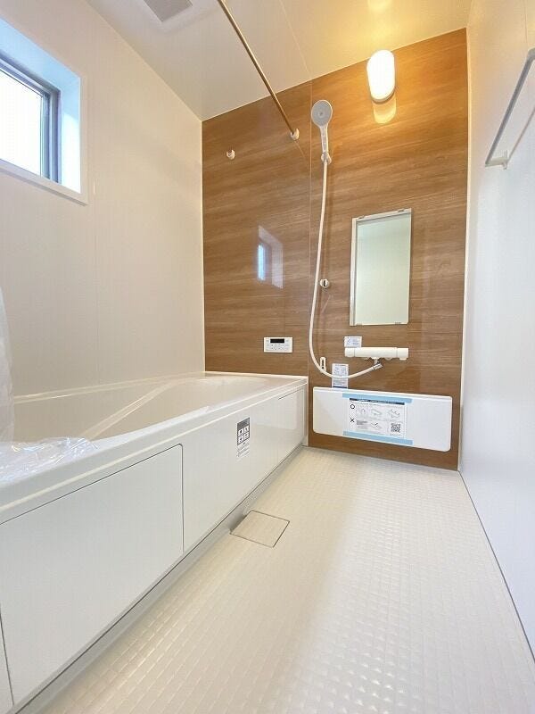 手足を伸ばしてゆったりと入ることのできる大きなバスタブ。肩までしっかりと浸かれば心身ともにリラックス♪(新築時写真)