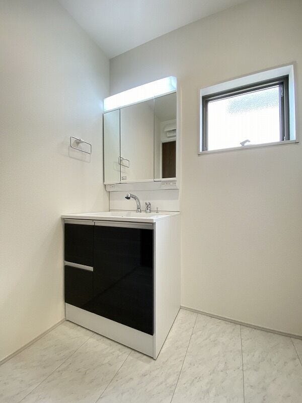 お掃除しやすく清潔感のある洗面台です。女性には嬉しい三面鏡が設置され、朝の忙しい身支度も快適にできますね。収納ケ所も多く、スッキリと使用できます。(新築時写真)