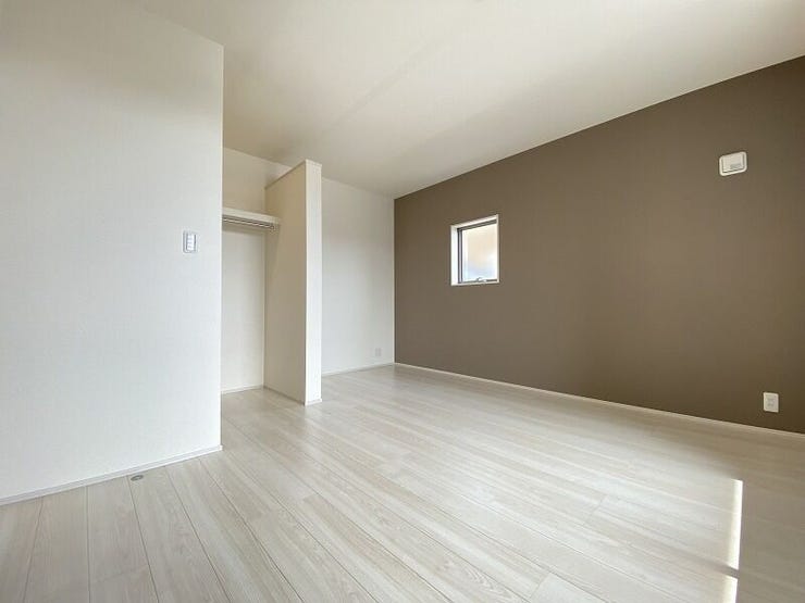 大容量の収納スペース、ウォークinクローゼットがついているので、お部屋がすっきり片付けられますね。(新築時写真)