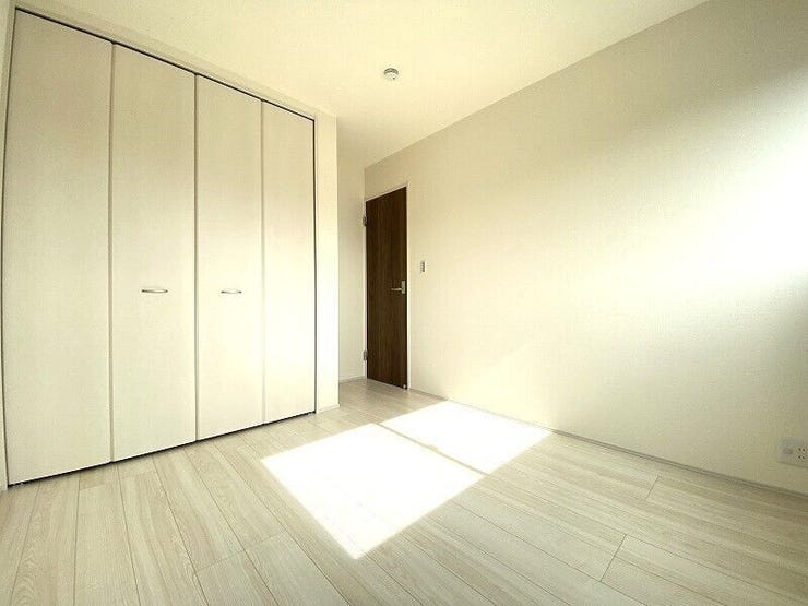 シンプルに作られた洋室は、自分好みのインテリアでコーディネイトし癒しの空間作りに最適です。(新築時写真)