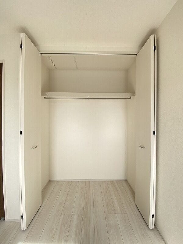 居室にそれぞれクローゼットが設けられていますので、お部屋はすっきり片付き、本来の広さでお使いいただけます。整然としたお部屋で過ごすのは気持ちがいいものですね。(新築時写真)