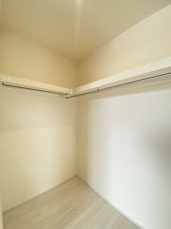 うれしいウォークinクローゼットあり。大切な衣料を収納できるハンガーパイプも付いているので、すっきり片付けられますね♪(新築時写真)