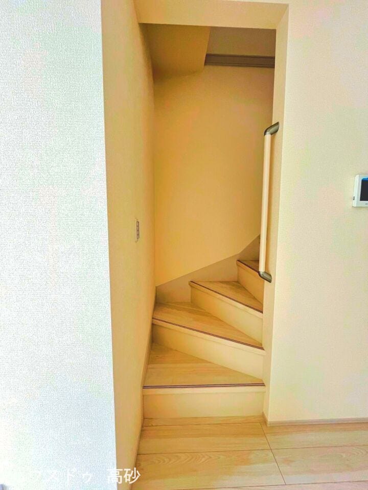 リビング階段は家族の外出・帰宅の様子を把握しやすく、自然と「おかえり」「いってらっしゃい」が交わせる安心感がありますね♪(撮影日:2026.3.19)