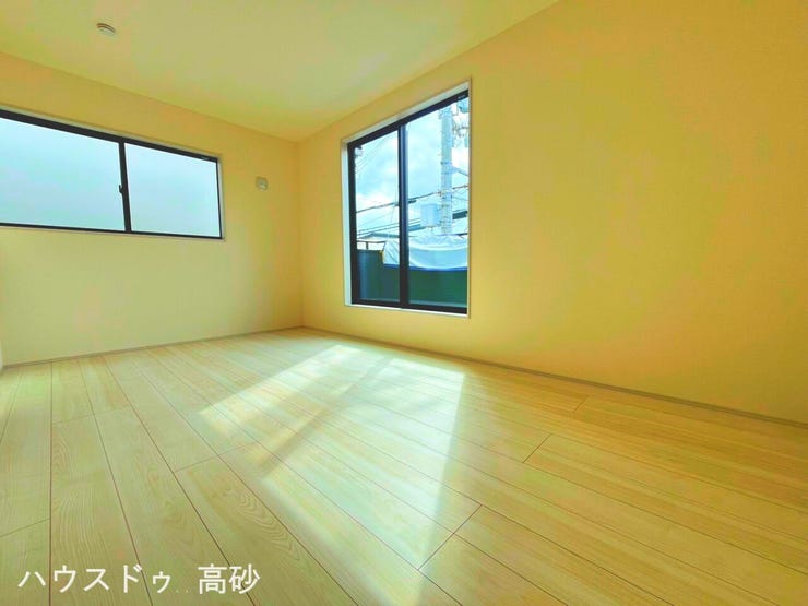 たっぷりの陽光に包まれる明るい洋室です。(撮影日:2026.3.19)