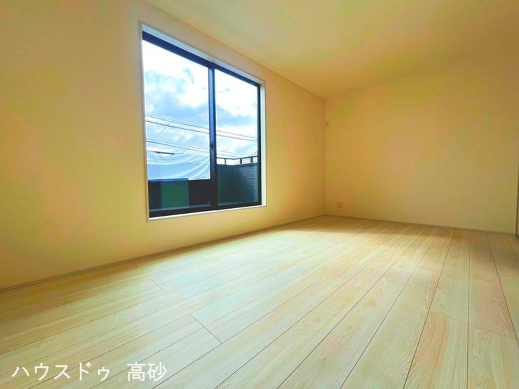 木目のフローリングで温かみを感じながらゆっくり過ごしていただける洋室です!(撮影日:2026.3.19)
