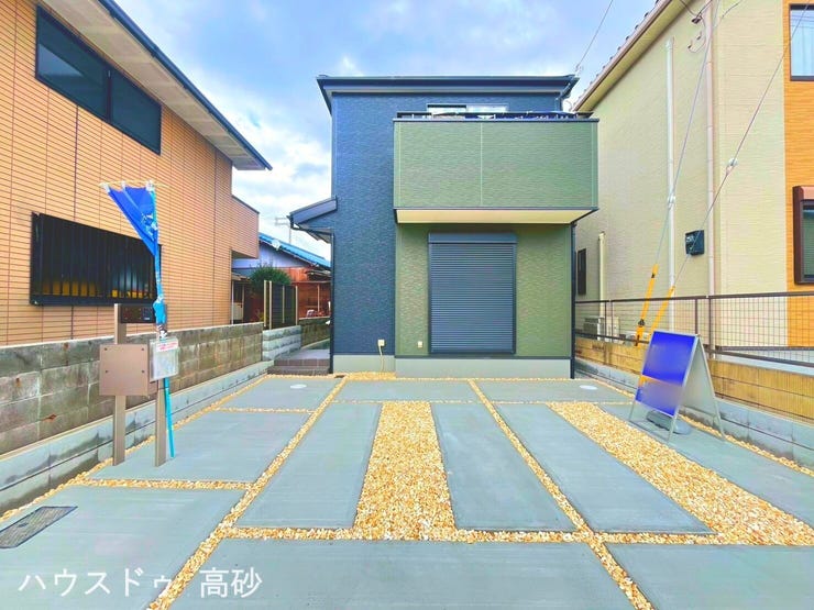 【外観】
落ち着いた色合いの外観です。車は2台駐車可能♪(撮影日:2026.3.19)