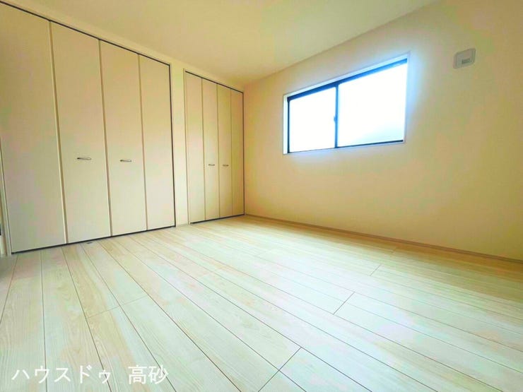 やわらかな光が映える、白を基調とした心地よい空間です(撮影日:2026.3.19)