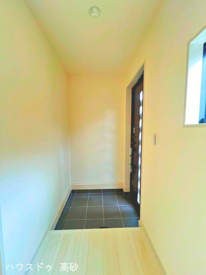 自然光が差し込む、明るく心地よい玄関です(撮影日:2026.3.19)