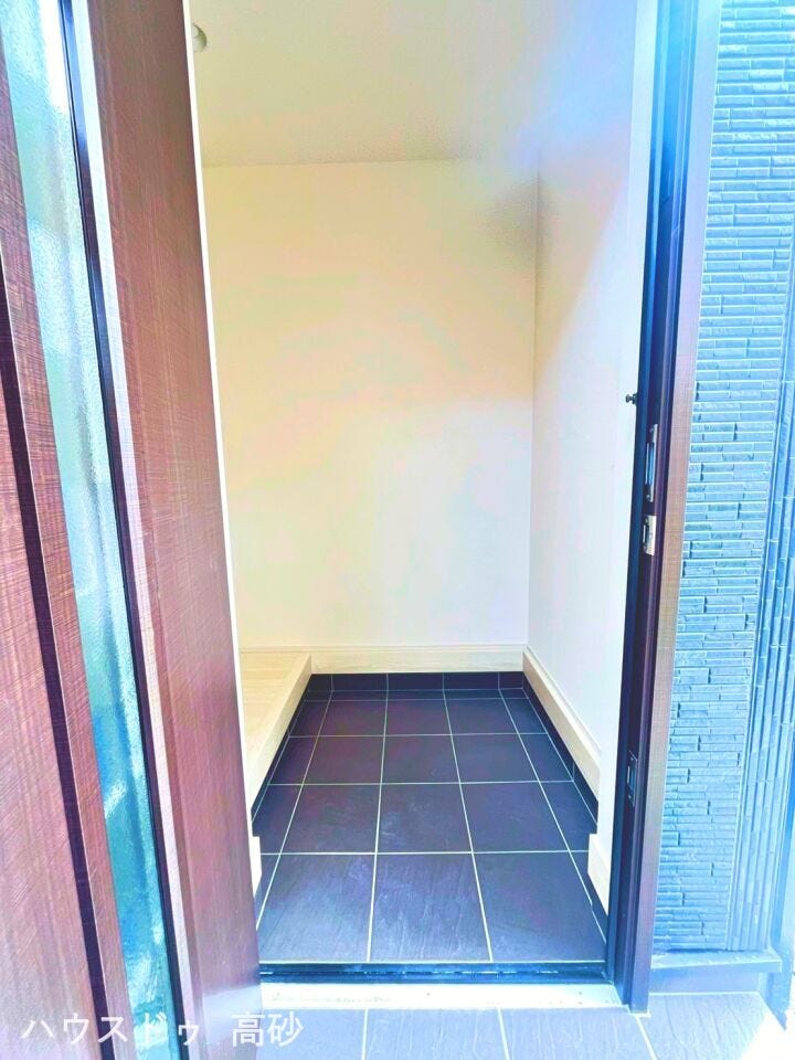 明るい陽射しが差し込む玄関は家族や友人を優しく迎えてくれます◎(撮影日:2026.3.19)