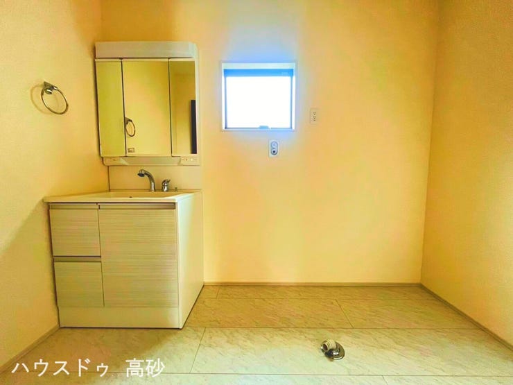 暮らしやすさを高める、窓のある洗面所+洗濯機置場です♪(撮影日:2026.3.19)