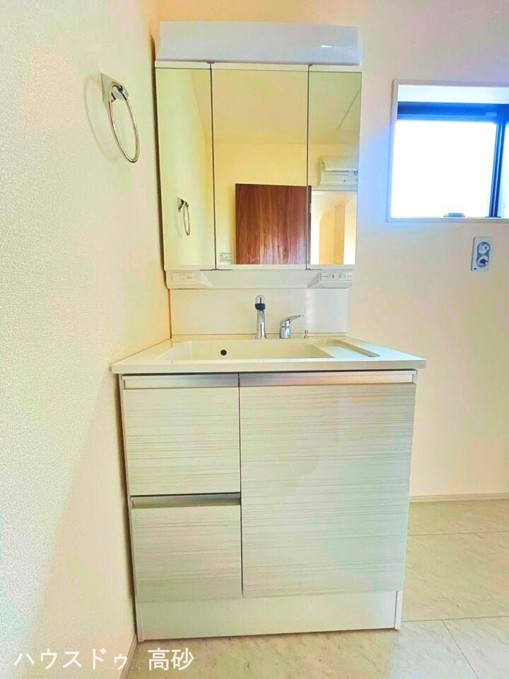 三面鏡が便利で朝の身支度がしやすいです◎収納スペースも豊富でスキンケア品等の整理整頓がしやすいですね♪(撮影日:2026.3.19)