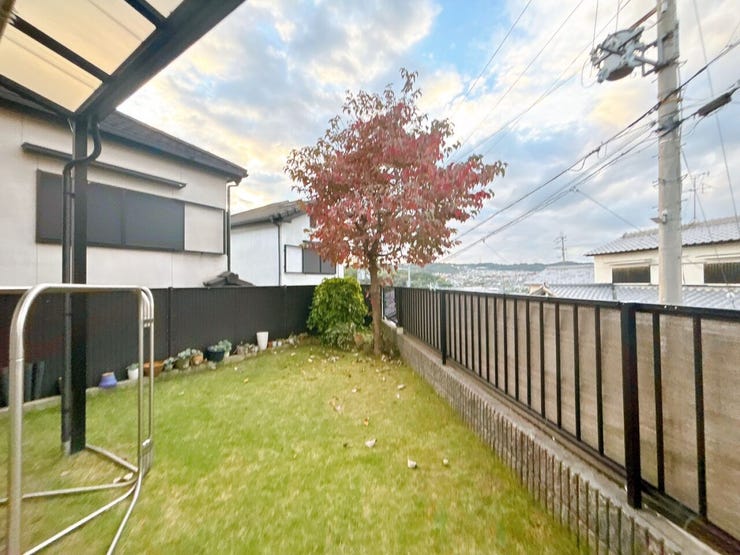 お庭付き住宅。
家庭菜園やガーデニングなども楽しめます◎