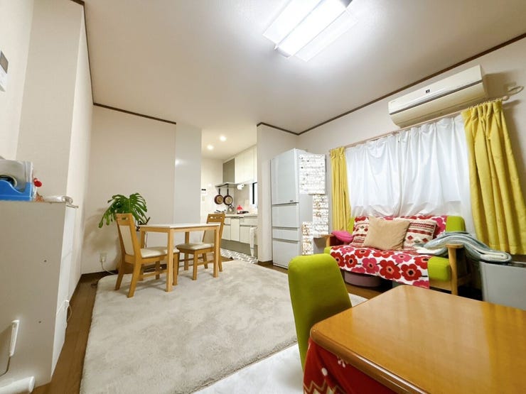 開口部に広い窓があり、採光・通風ともに多く取り込めます。