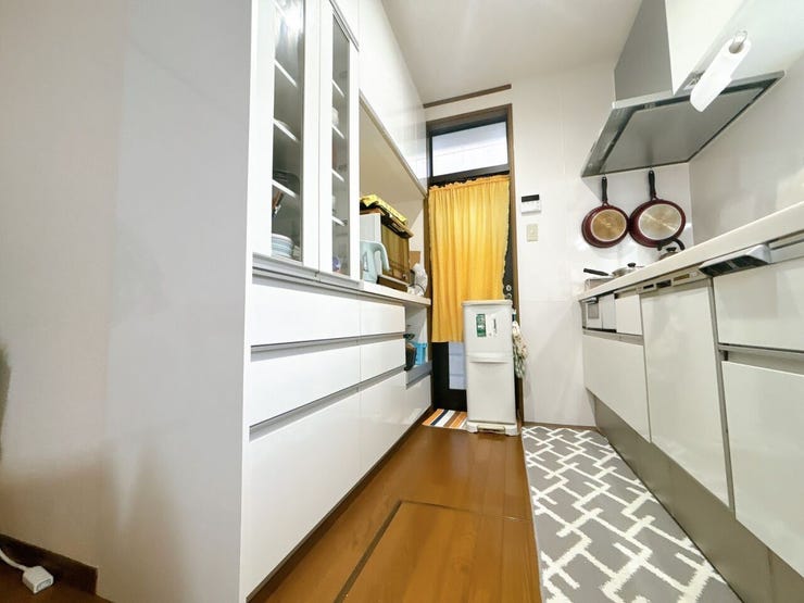 大きなシンクと調理台で、キッチンでの作業がはかどります♪