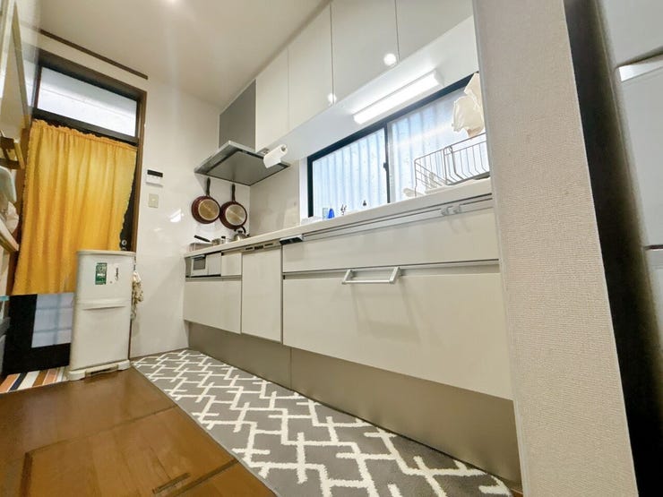 食洗機付きのシステムキッチン。
忙しい毎日に役立ちます◎