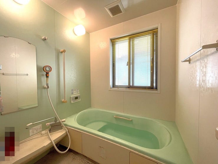 ◇浴室は窓付きで除湿効果も期待できます。湯舟に浸かれば1日の疲れをリフレッシュできそうです♪