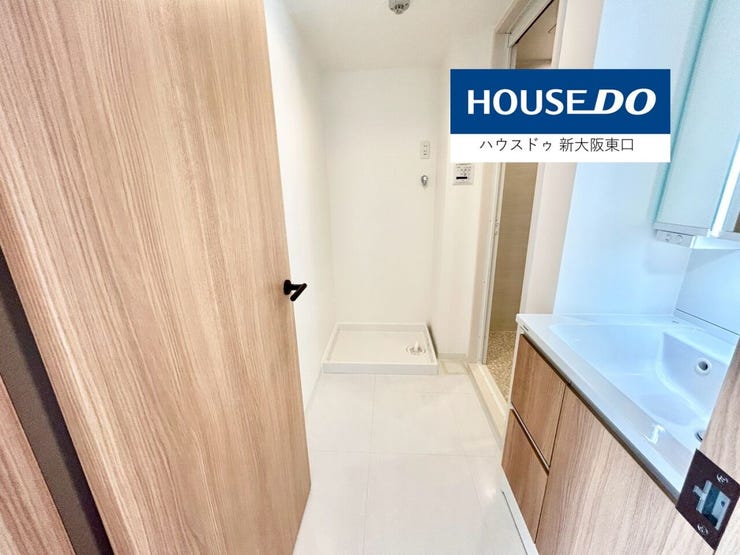 奥は洗濯機置き場です。
左に浴室があります。