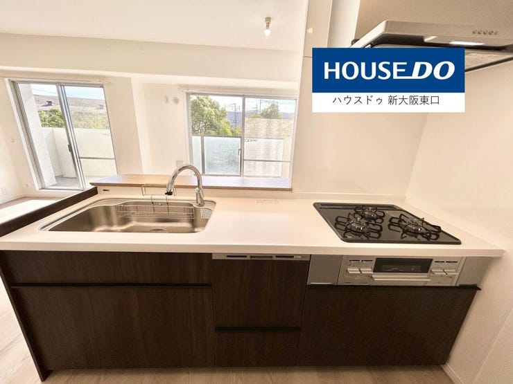 グリル・三口コンロ・食洗器付きの対面型システムキッチン