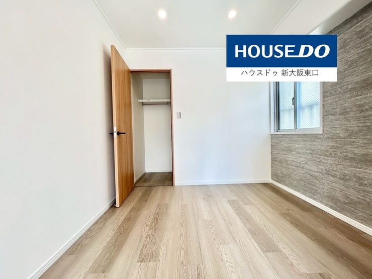 ウォークインクローゼットと東向きの窓がある子供部屋です。