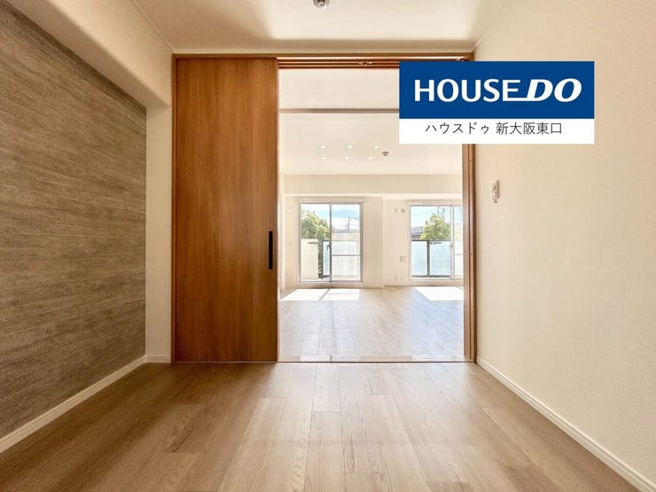 ウォークインクローゼットと東向きの窓がある子供部屋です。