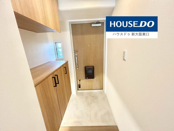 シューズボックスがあり足元に間接照明付きの玄関です。
扉の横に窓があり明るいですよ。