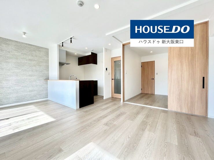 【外観】
南向きのバルコニーがある15帖のLDKです。
右奥は4.5帖のウォークインクローゼット付きの子供部屋です。