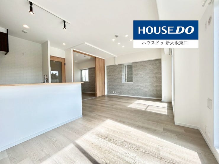 南向きのバルコニーがある15帖のLDKで、奥は4.5帖の子供部屋です。