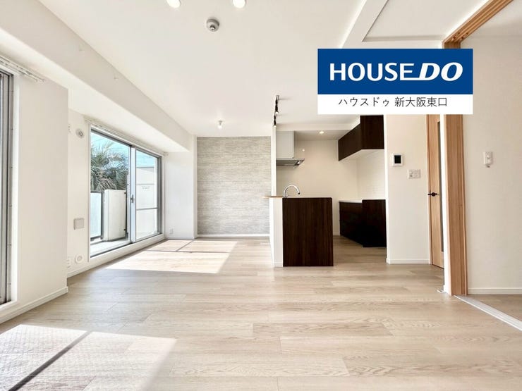 南向きのバルコニーがある15帖のLDKで、右手前は4.5帖の子供部屋です。