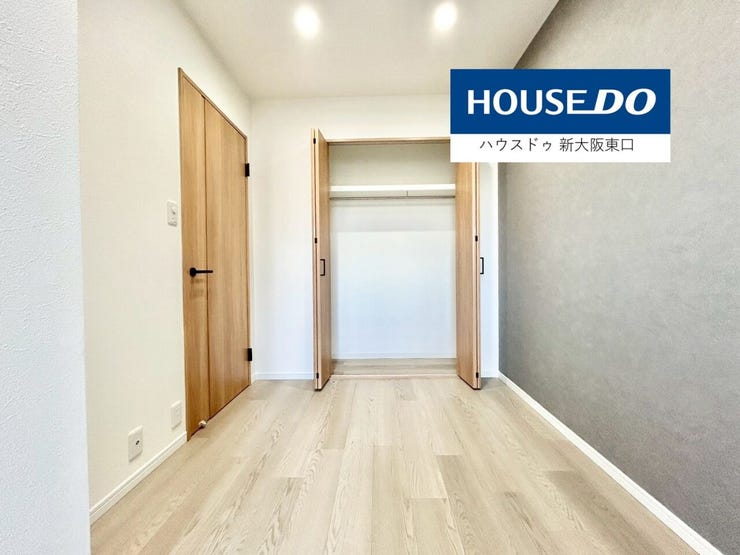 4.7帖の洋室です。
北向きに窓とクローゼットがあります。