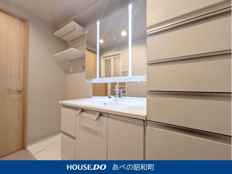 清潔感あふれる洗面所には、タオルや日用品をしっかりしまえる収納を完備。
「片づけやすさ」と「見た目の美しさ」を両立した、毎日使いたくなる洗面所です。